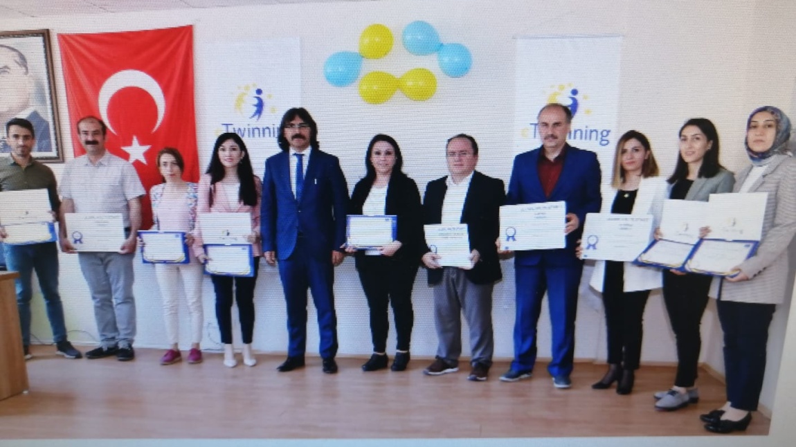 Uluslararası kalite ödülünü okulumuza kazandıran 3/A sınıfı öğretmenimiz Fatma Çakır 'a teşekkür ederiz.