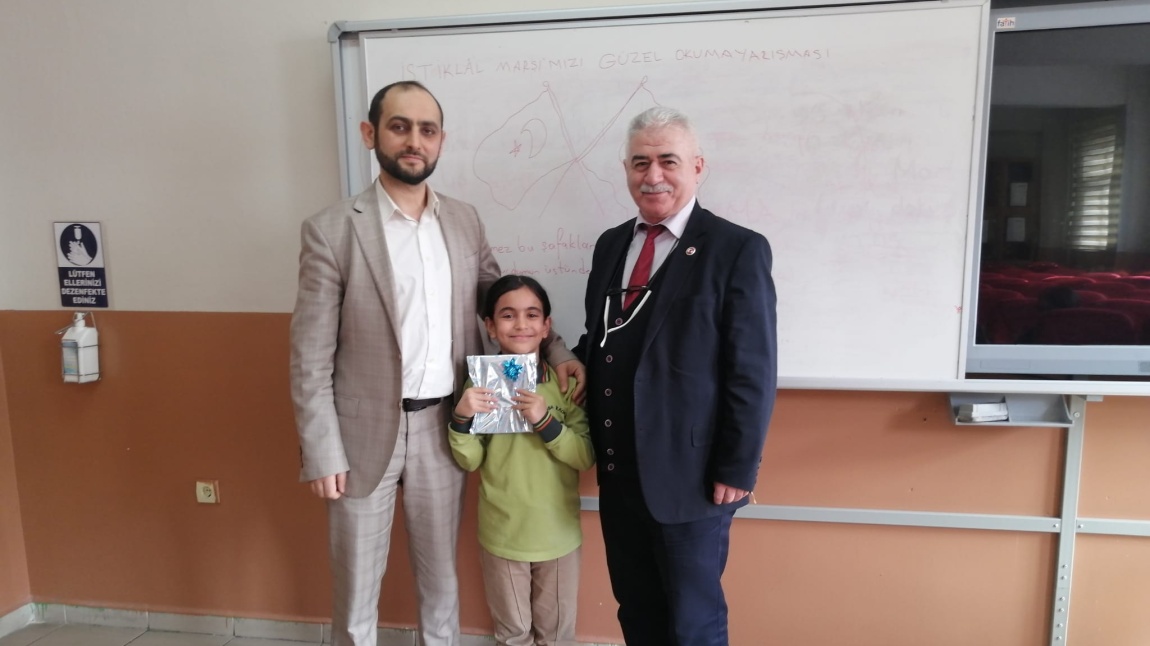 İstiklal Marşı Güzel Okuma Yarışması'nda 4/A sınıfı öğrencimiz Buse Daloğlu birinci oldu.